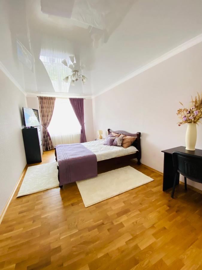 Центр. Поруч Парк Та Став Ternopil Exterior foto
